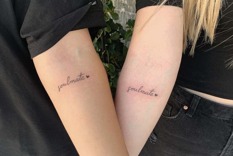 ragazze con tatuaggio di coppia