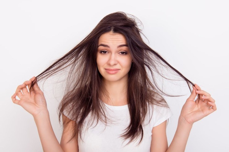 persona con capelli sfibrati