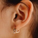 orecchio con orecchini