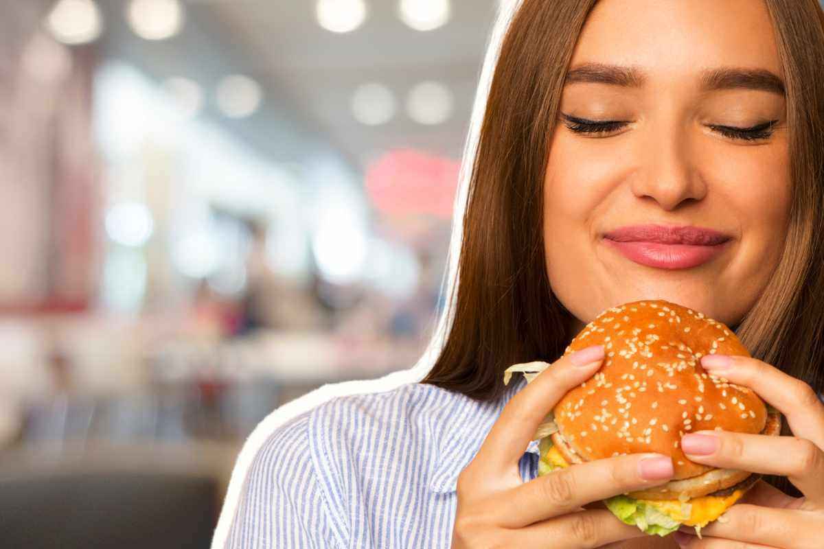 Cibo spazzatura: cos’è, i rischi e cosa accade al corpo quando si mangia junk food