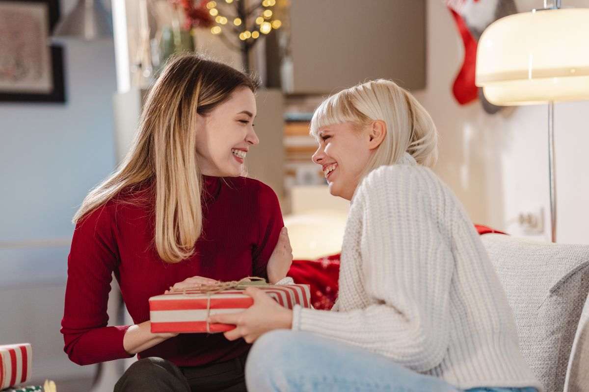 ragazze che si scambiano i regali di Natale