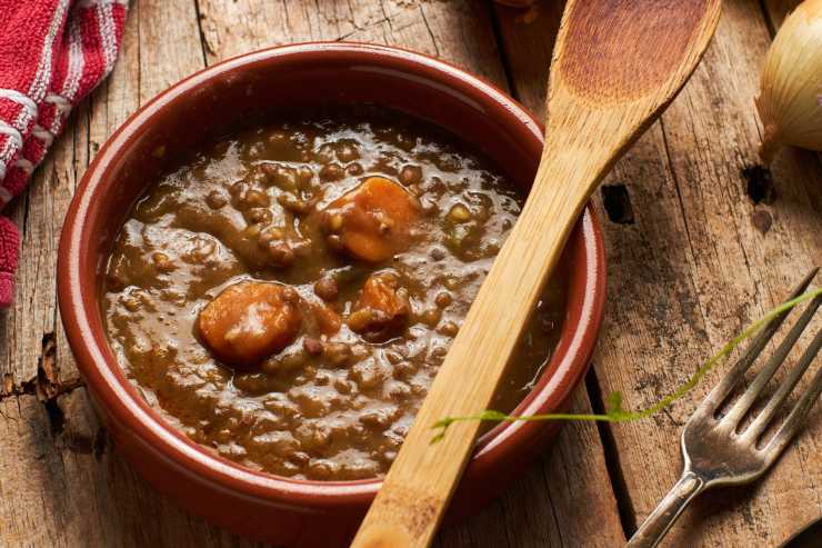 piatto di lenticchie con mestolo