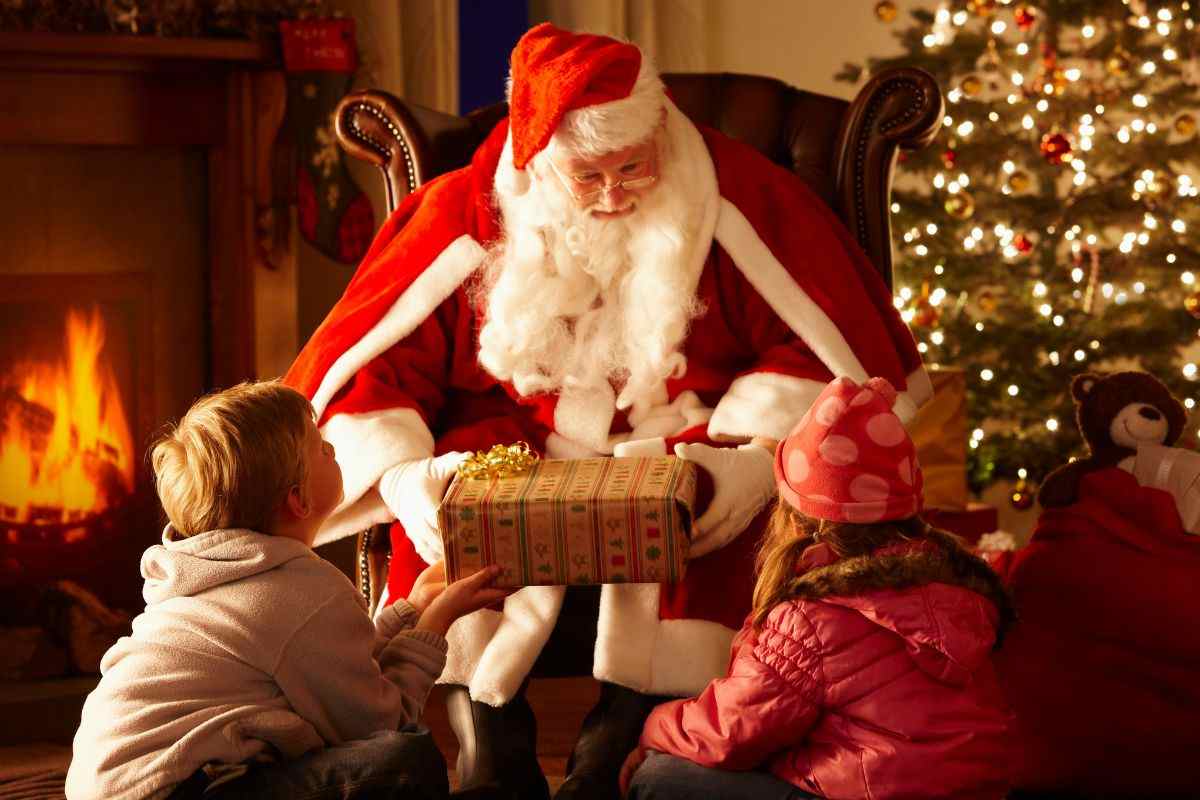 bambini seduti davanti a Babbo Natale