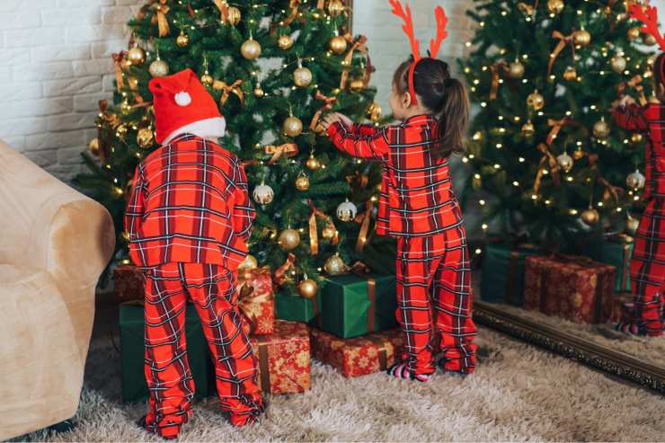 bambini che decorano albero di Natale