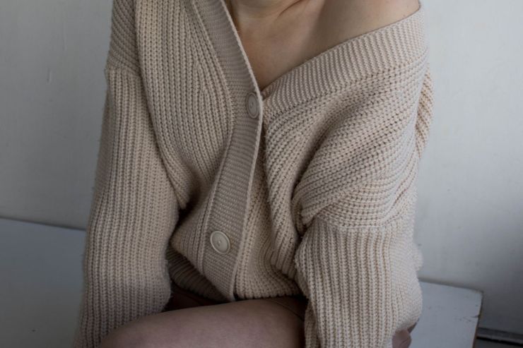 ragazza che indossa cardigan