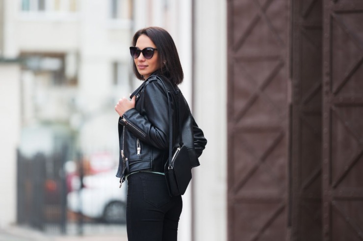 ragazza con giacca biker