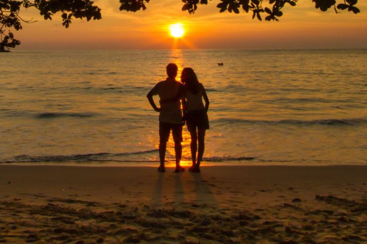 coppia al mare durante il tramonto