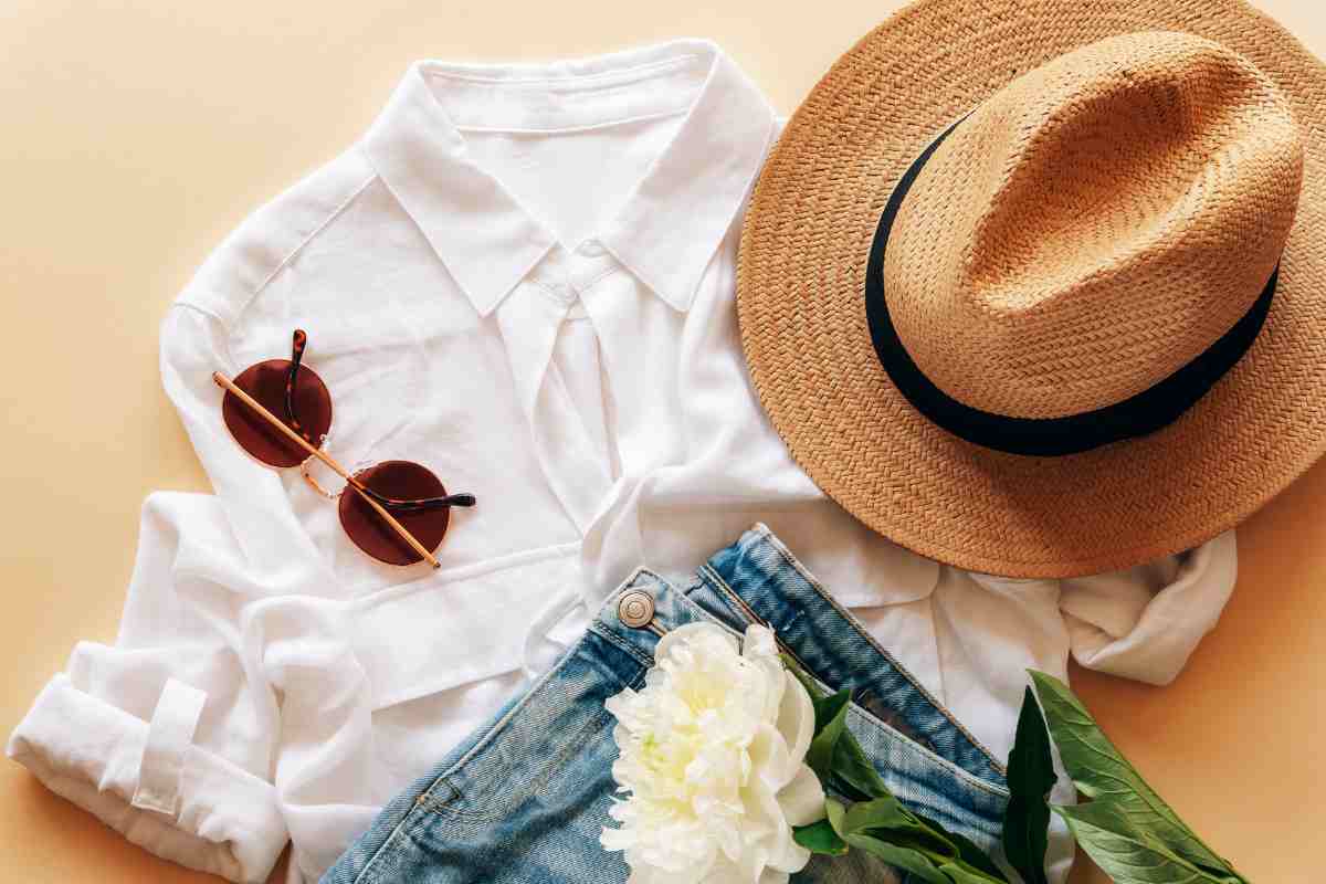 camicia bianca, jeans, cappello di paglia, occhiali da sole