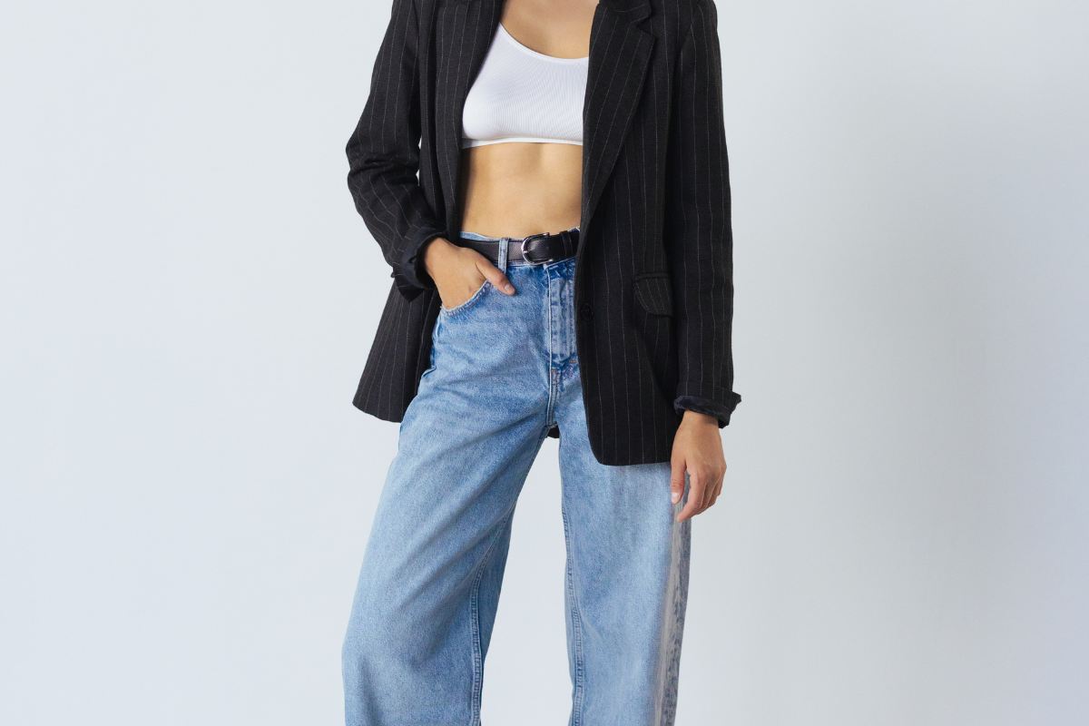 ragazza con outfit alla moda: jeans, top e blazer