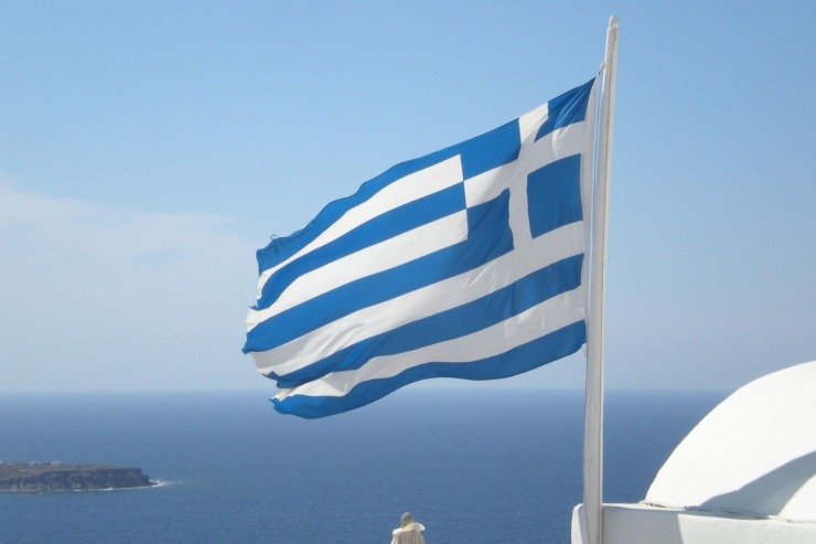bandiera della Grecia con il mare sullo sfondo