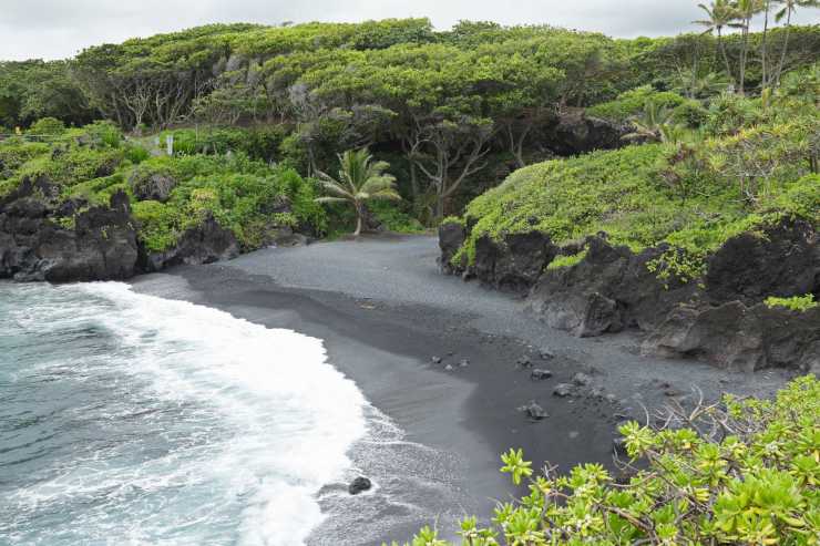 spiaggia con sabbia nera