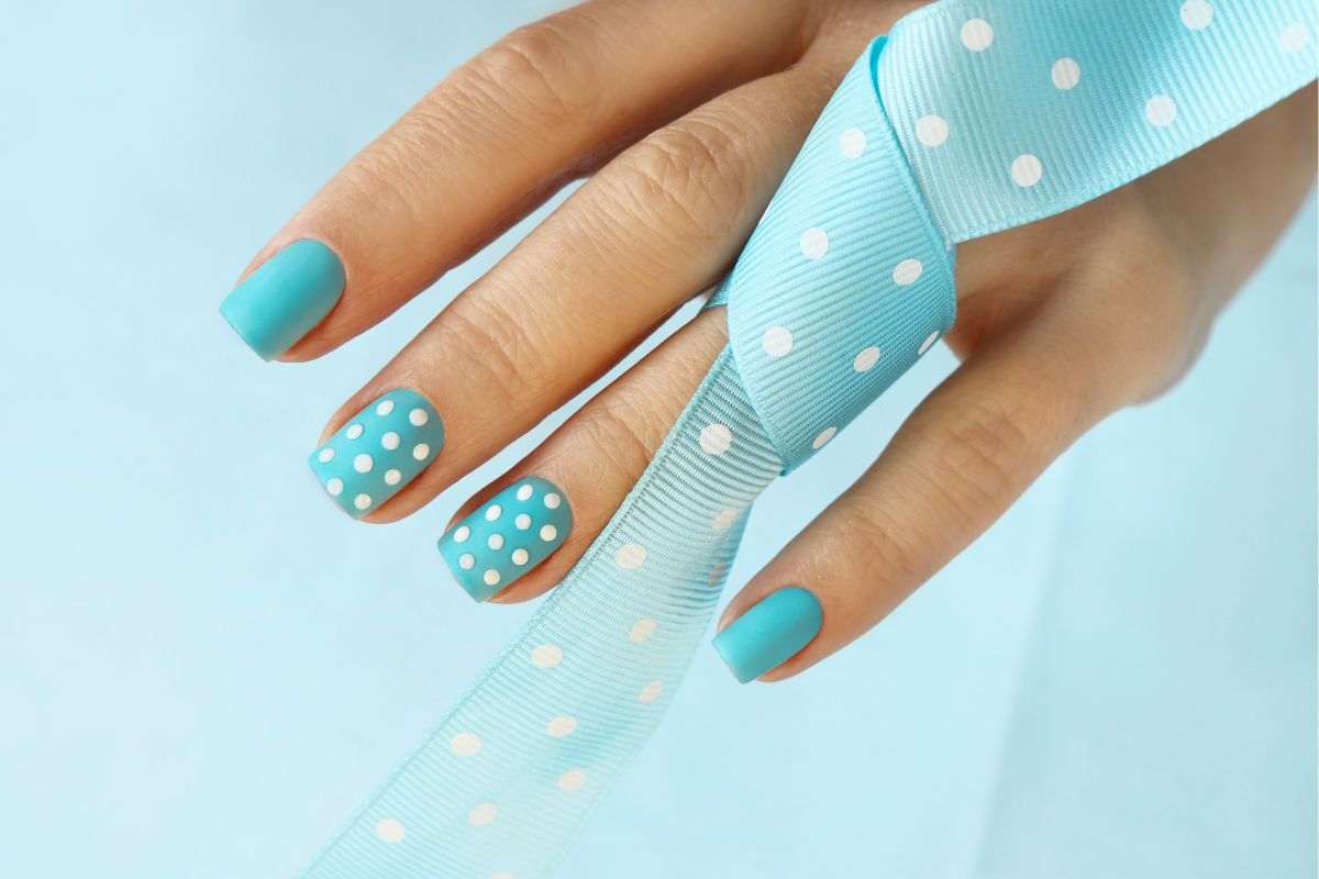 nail art azzurra con unghie corte