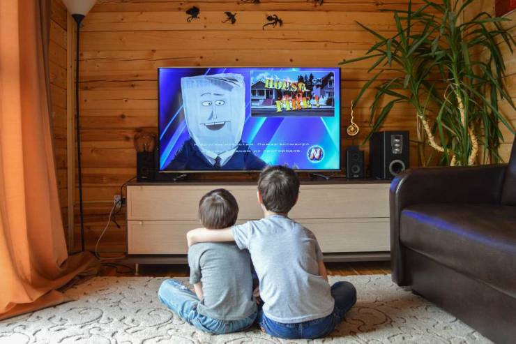 bambini seduti davanti alla tv