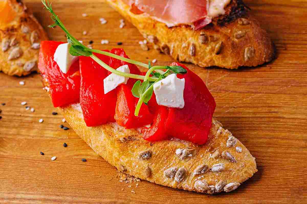 bruschette di pane e pomodorini