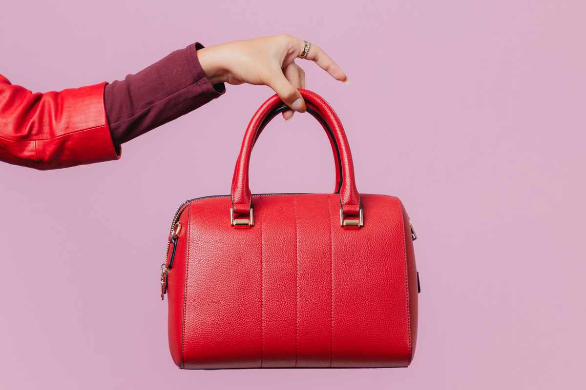 Le borse rosse sono la tendenza del momento: i modelli da acquistare approfittando dei saldi