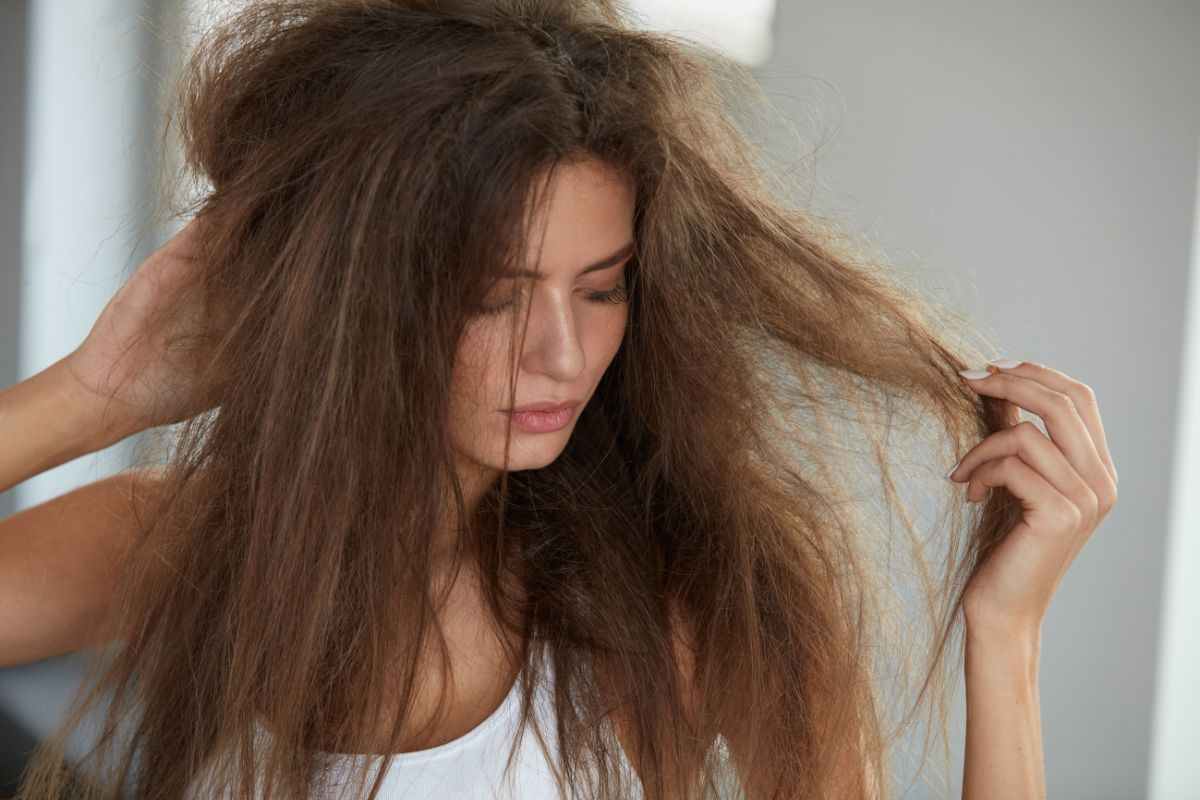 Ragazza con capelli secchi