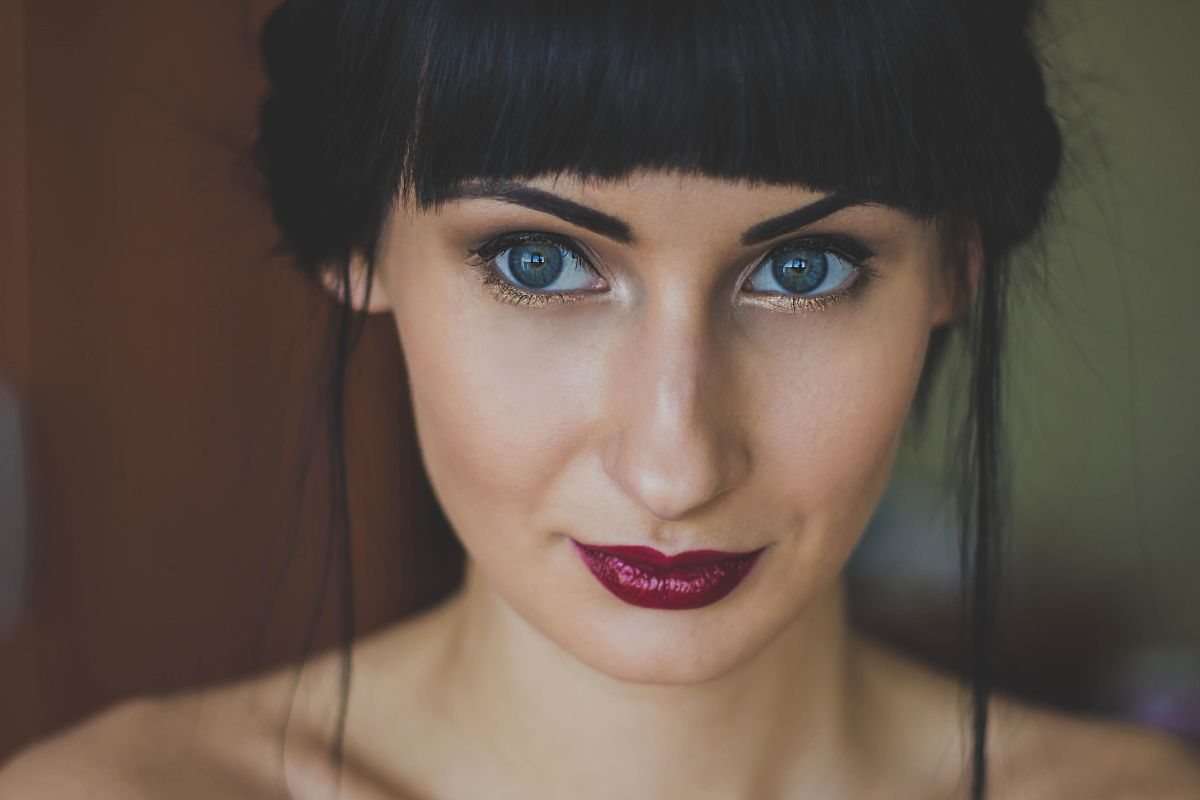 ragazza con frangetta e rossetto rosso