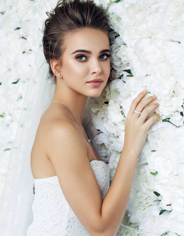 sposa con gioielli minimal