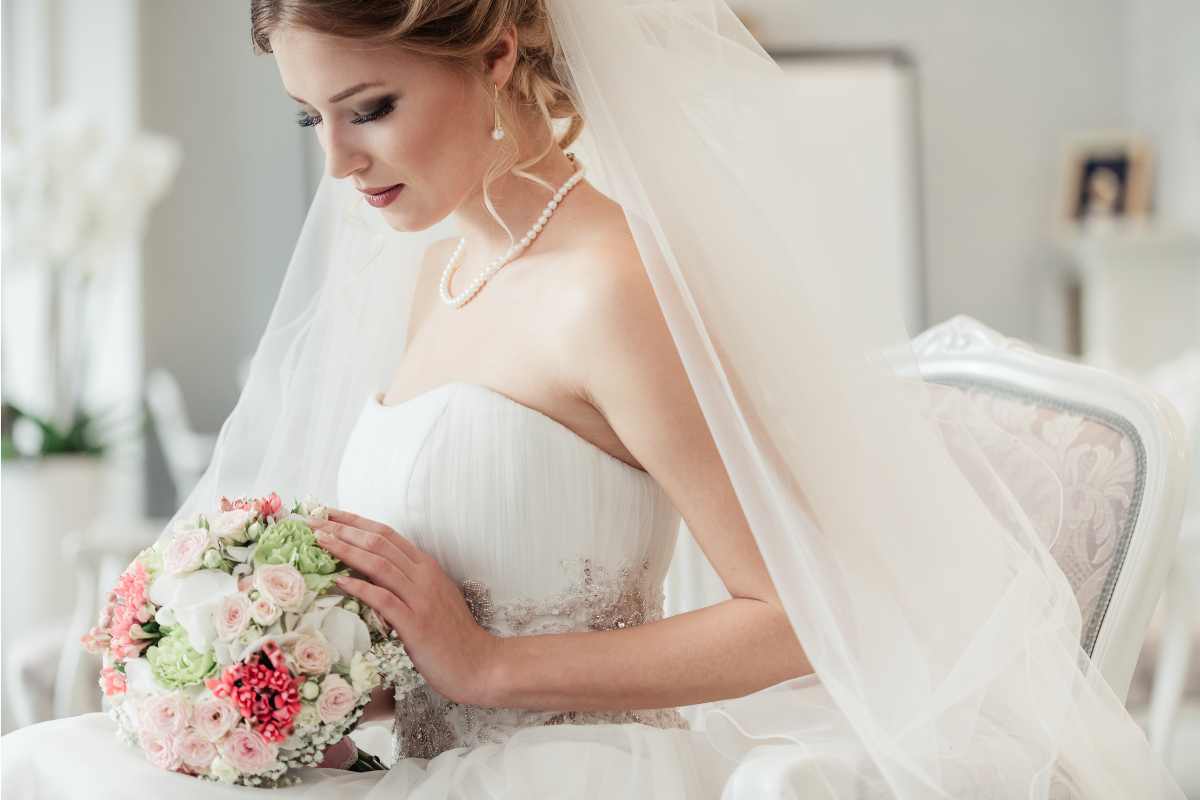 sposa con bouquet e gioielli di perle