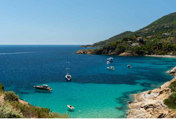 barche ancorate al largo dell'Isola del Giglio