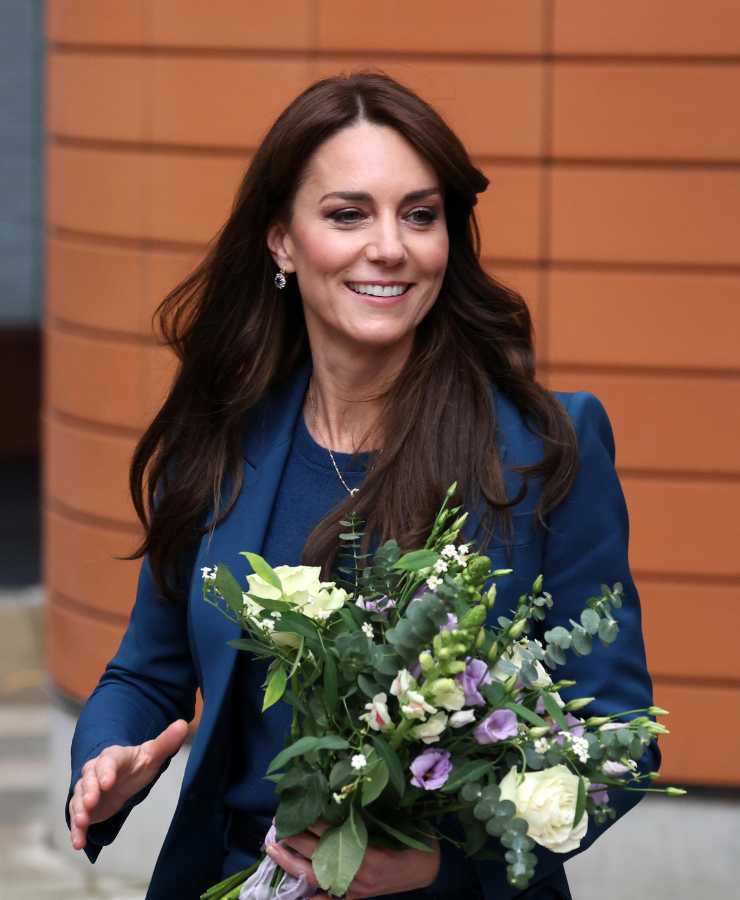 Kate Middleton giacca blu e fiori