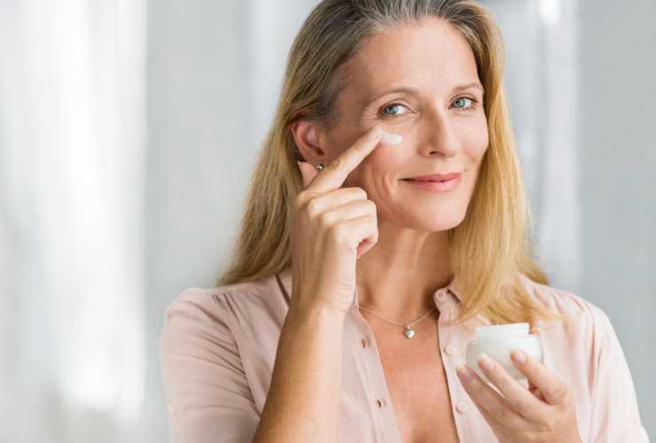 donna over 60 che applica crema