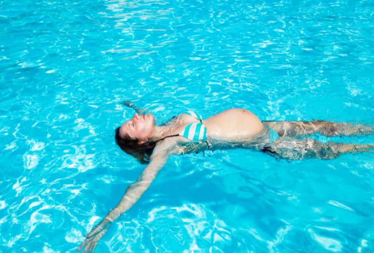 donna incinta che si rilassa in piscina