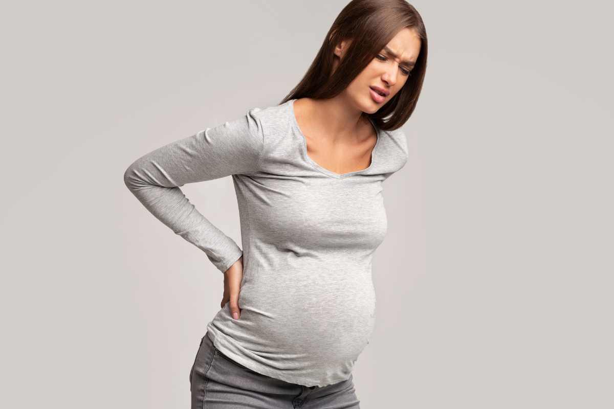 donna incinta con mal di schiena