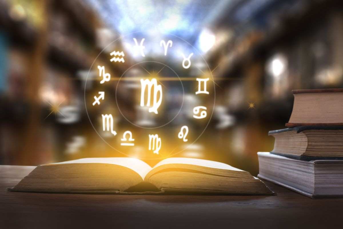 libro con segni zodiacali