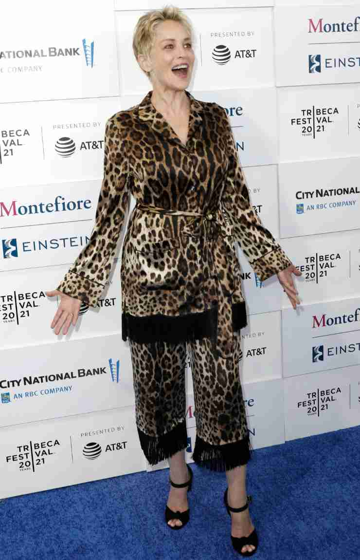 Sharon Stone diva over 60 in pantaloni animalier