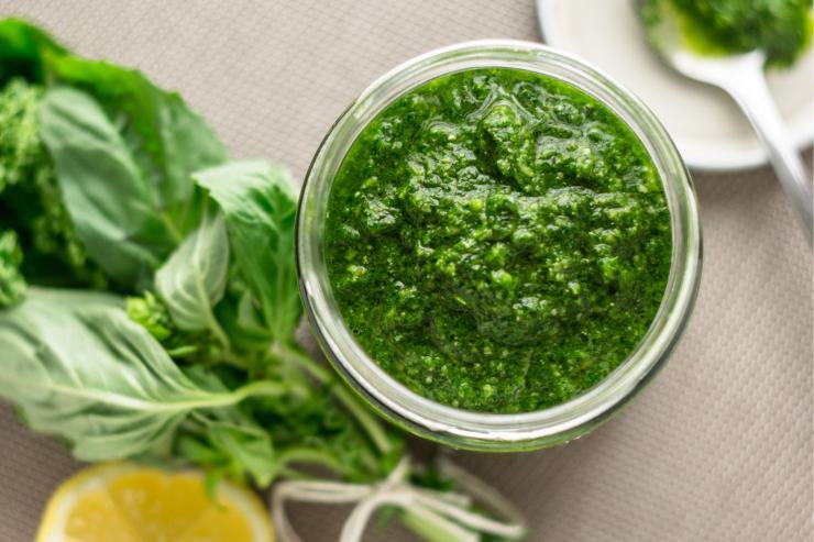 pesto di basilico in un contenitore