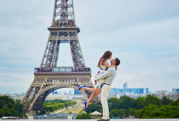 coppia abbracciata a Parigi sotto la Torre Eiffel