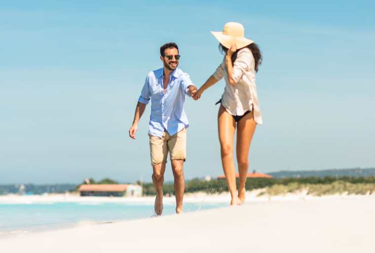 coppia felice su una spiaggia