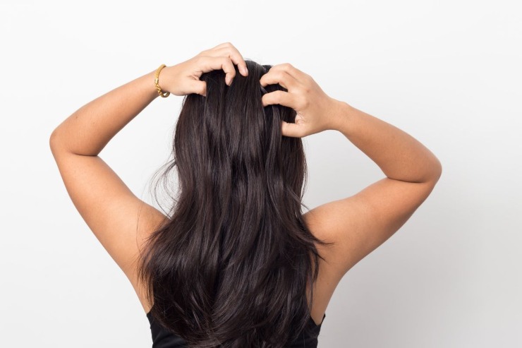 ragazza di spalle con capelli lunghi e puliti