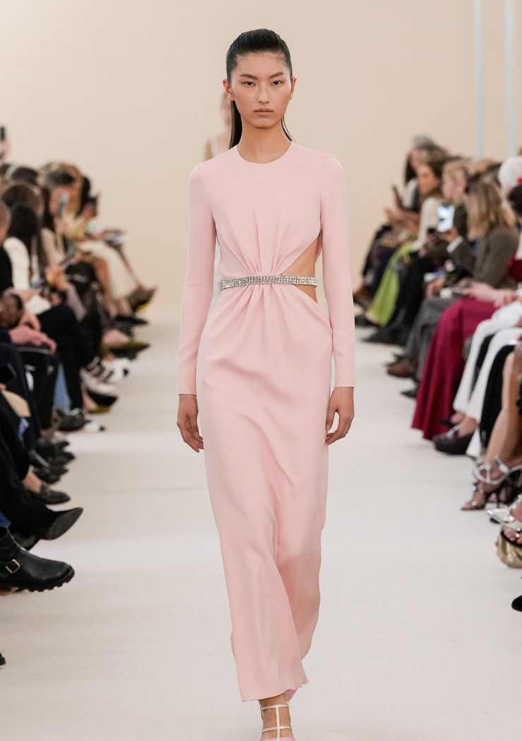 modella Giambattista Valli sfilata autunno inverno 2024-25