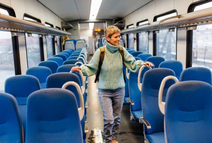 donna over 40 tra i sedili di un treno