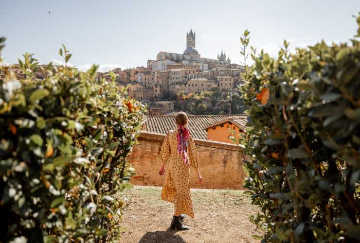 turista donna che cammina da sola a Siena