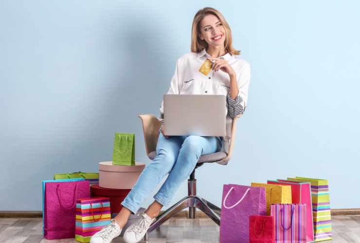 donna che fa shopping online