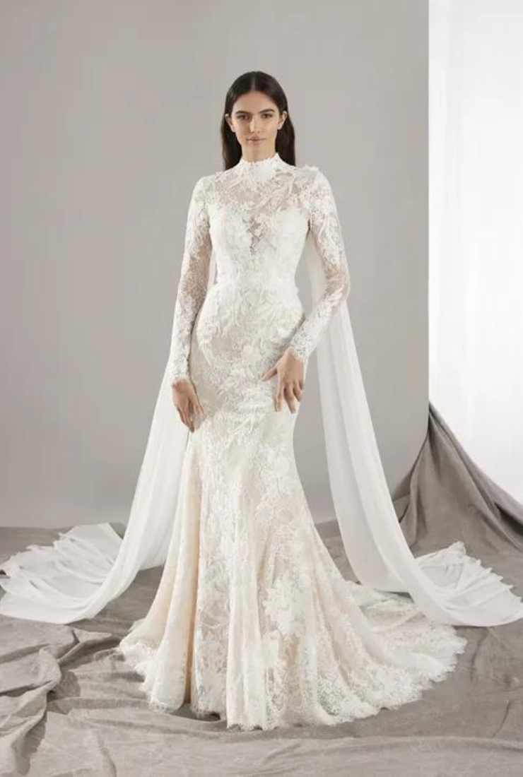 modella Pronovias abito da sposa maniche lunghe