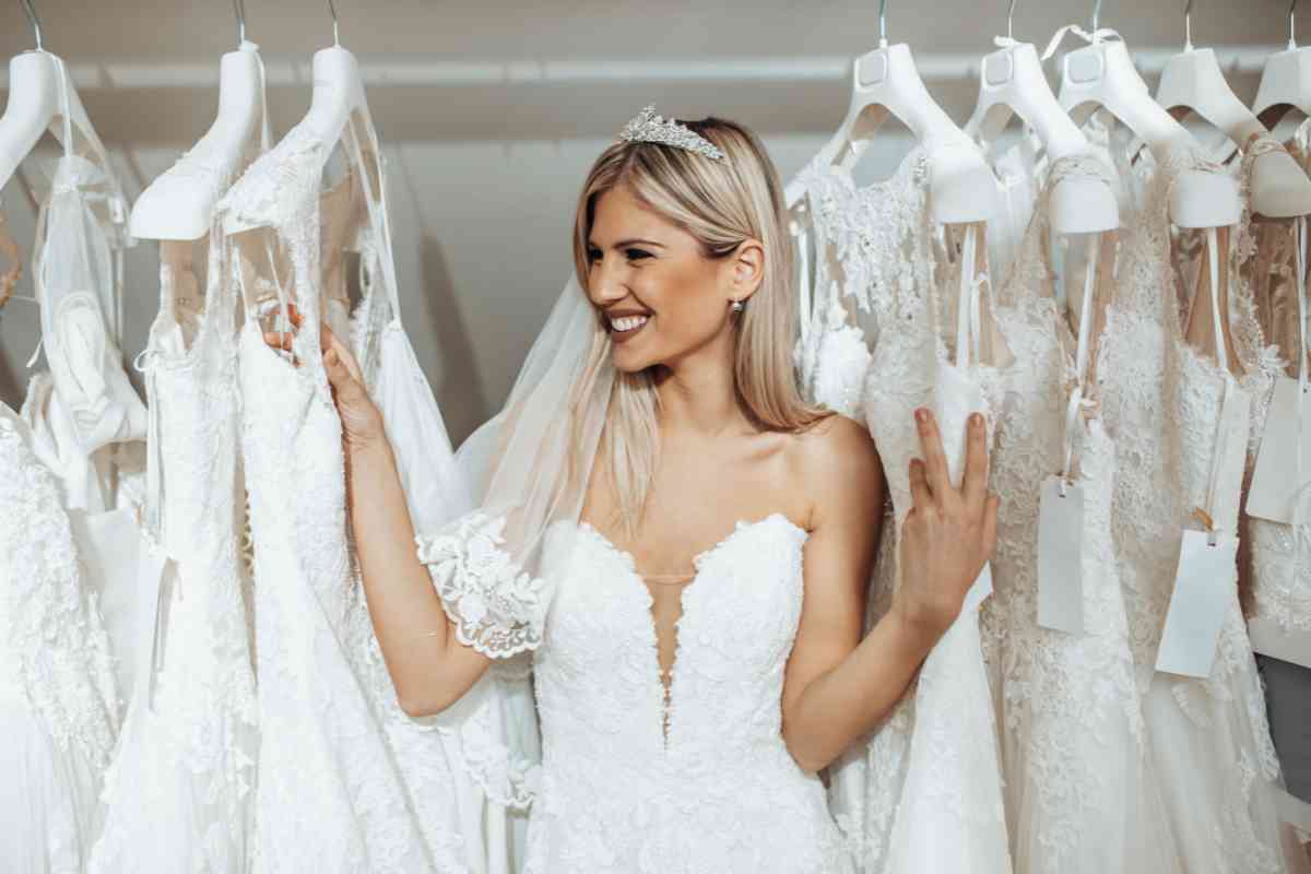 donna che sceglie l'abito da sposa in un atelier