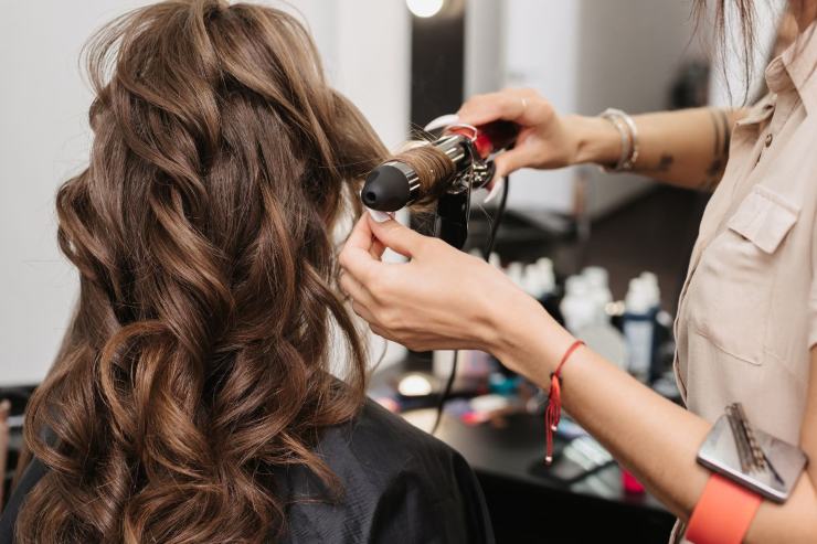 ragazza che fa boccoli ai capelli