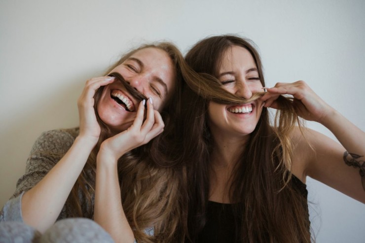 amiche sorridenti