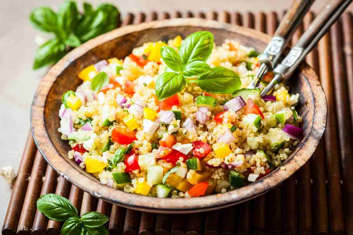 piatto di quinoa con tonno e pomodorini