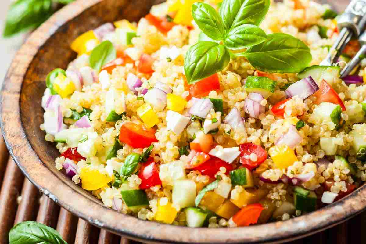 quinoa con verdure in una ciotola