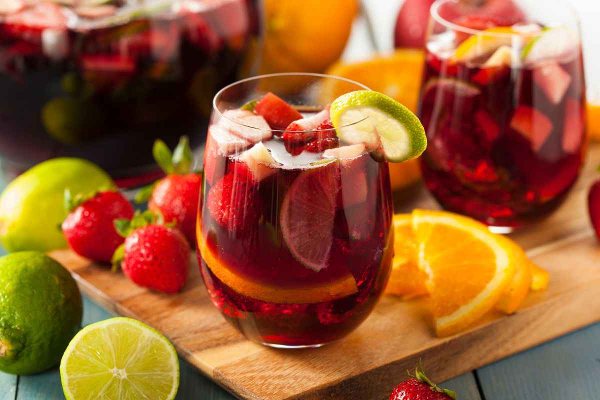 bicchiere di sangria da bere circondato da ingredienti vari