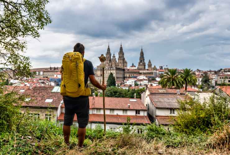 Pellegrino in arrivo a Santiago di Compostela