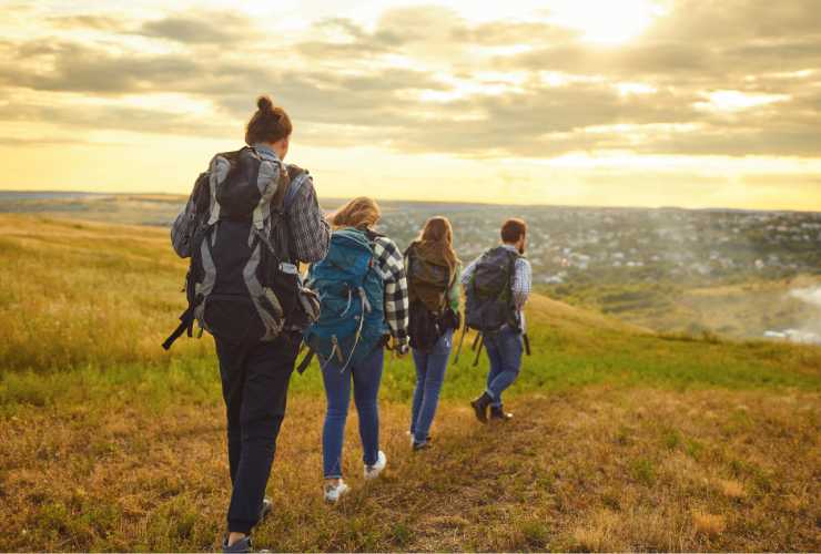 persone che fanno trekking