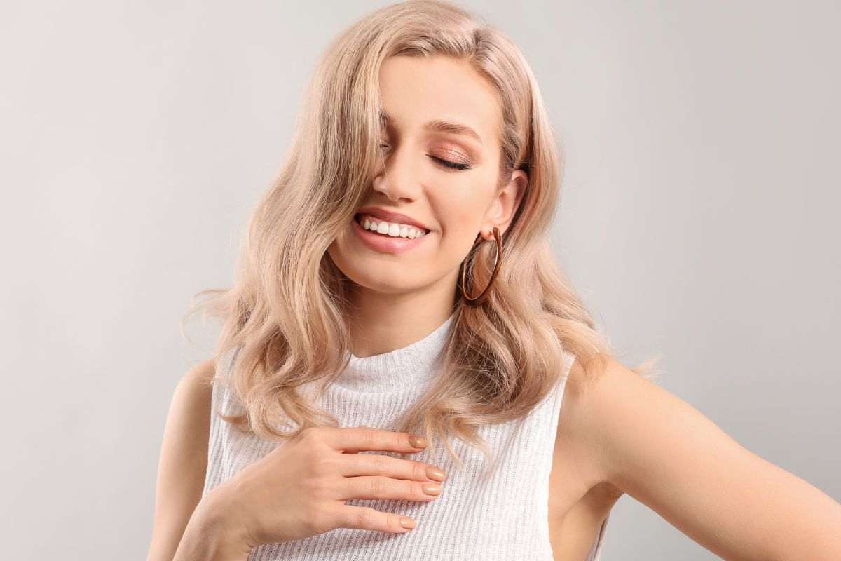 ragazza con capelli chiari