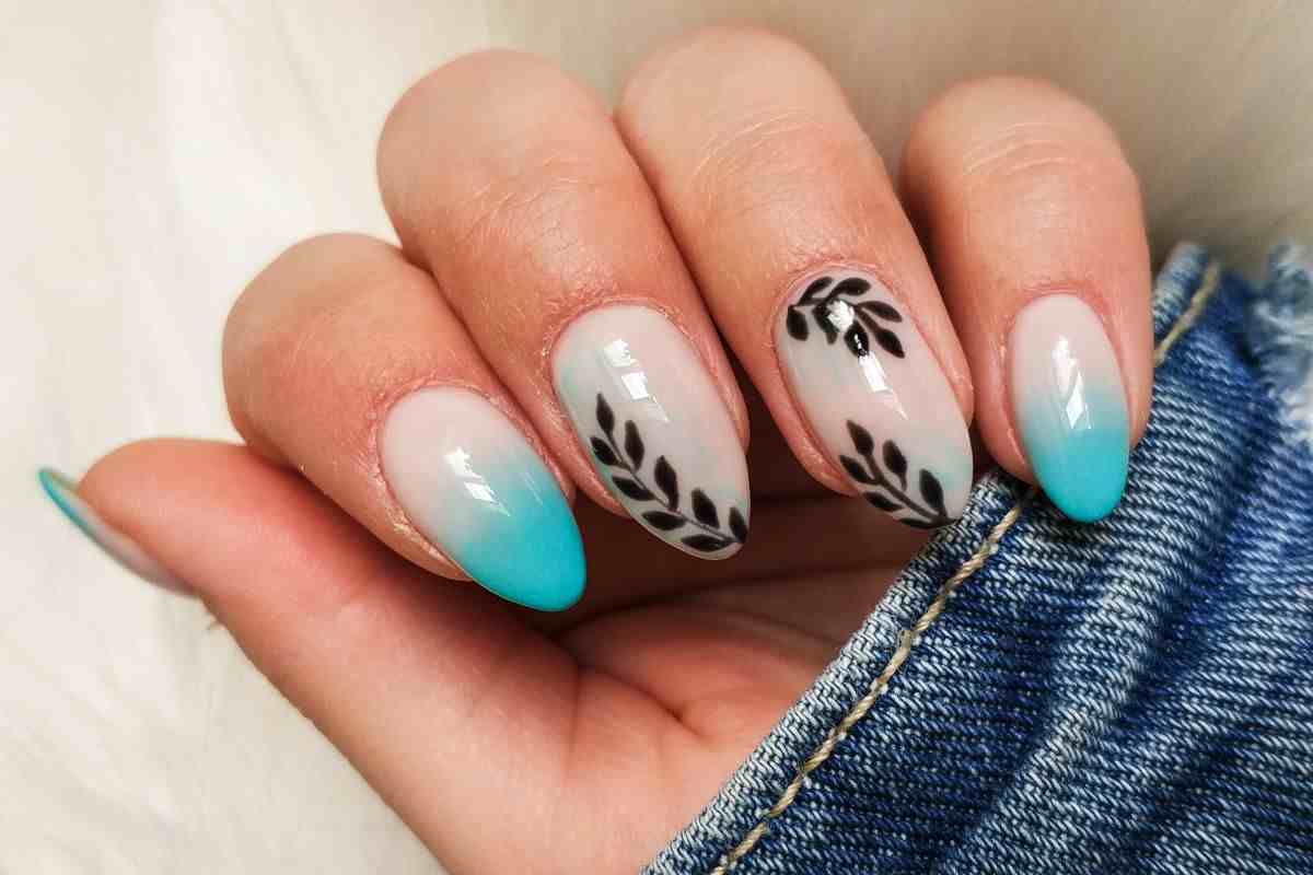 mano di ragazza con nail art appena fatta