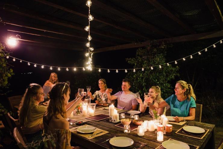 amici a cena che brindano